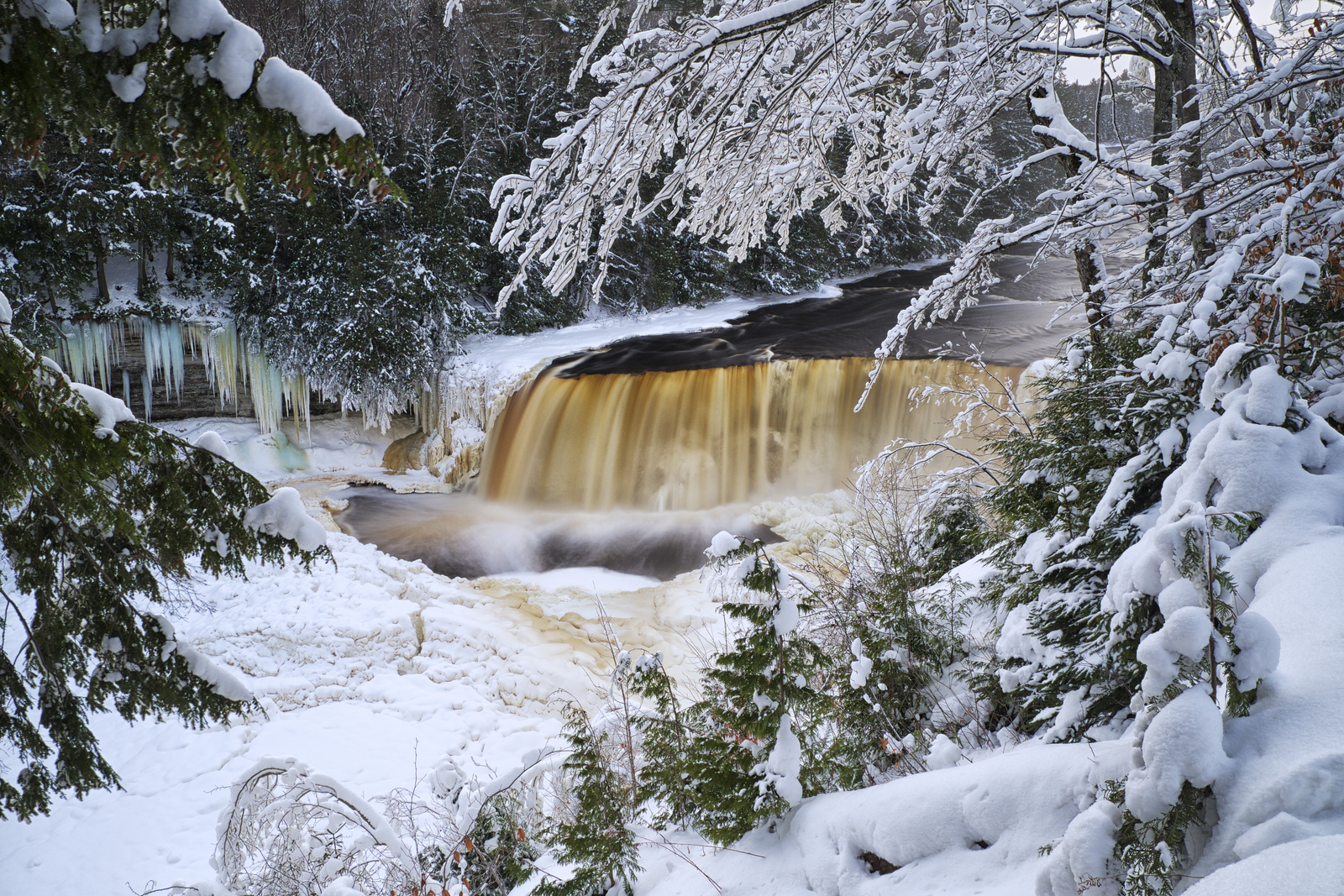 winter-solstice-at-tahquamenon-falls