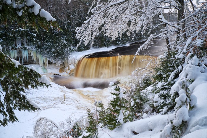 winter-solstice-at-tahquamenon-falls