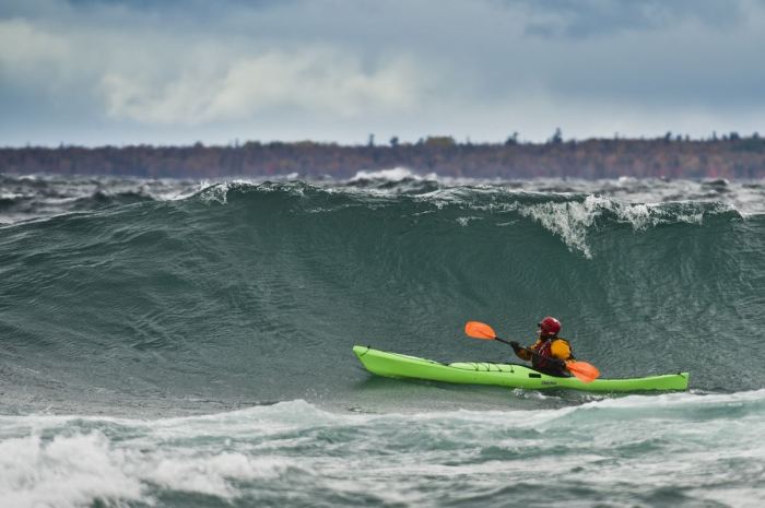 kayaking-lake-superior