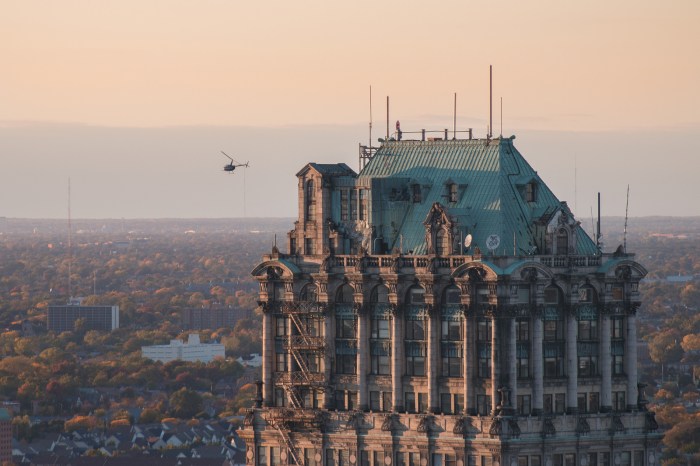 flyby-of-the-book-tower-in-detroit