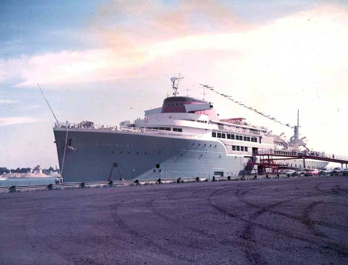 aquarama-unloading-detroit