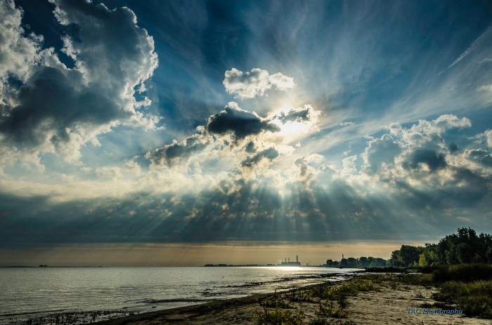 god-rays-over-saginaw-bay-by-tom-clark