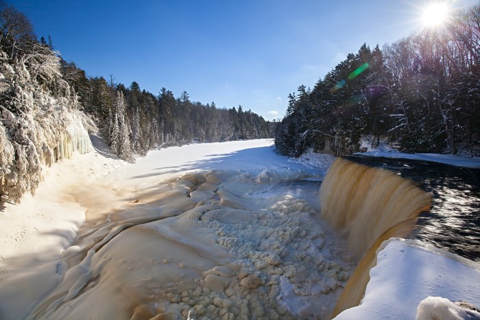 winter-at-tahquamenon-falls