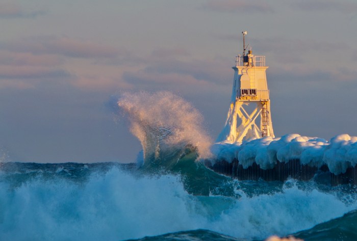 grand-marais-breakwall-sunrise