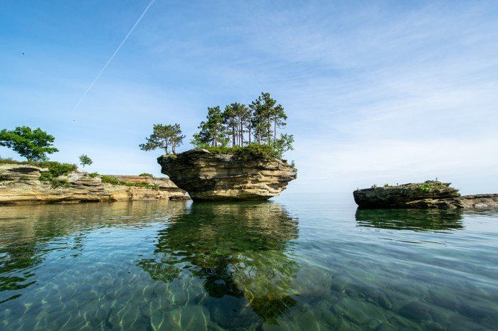 Turnip Rock in clear water by DjOOF