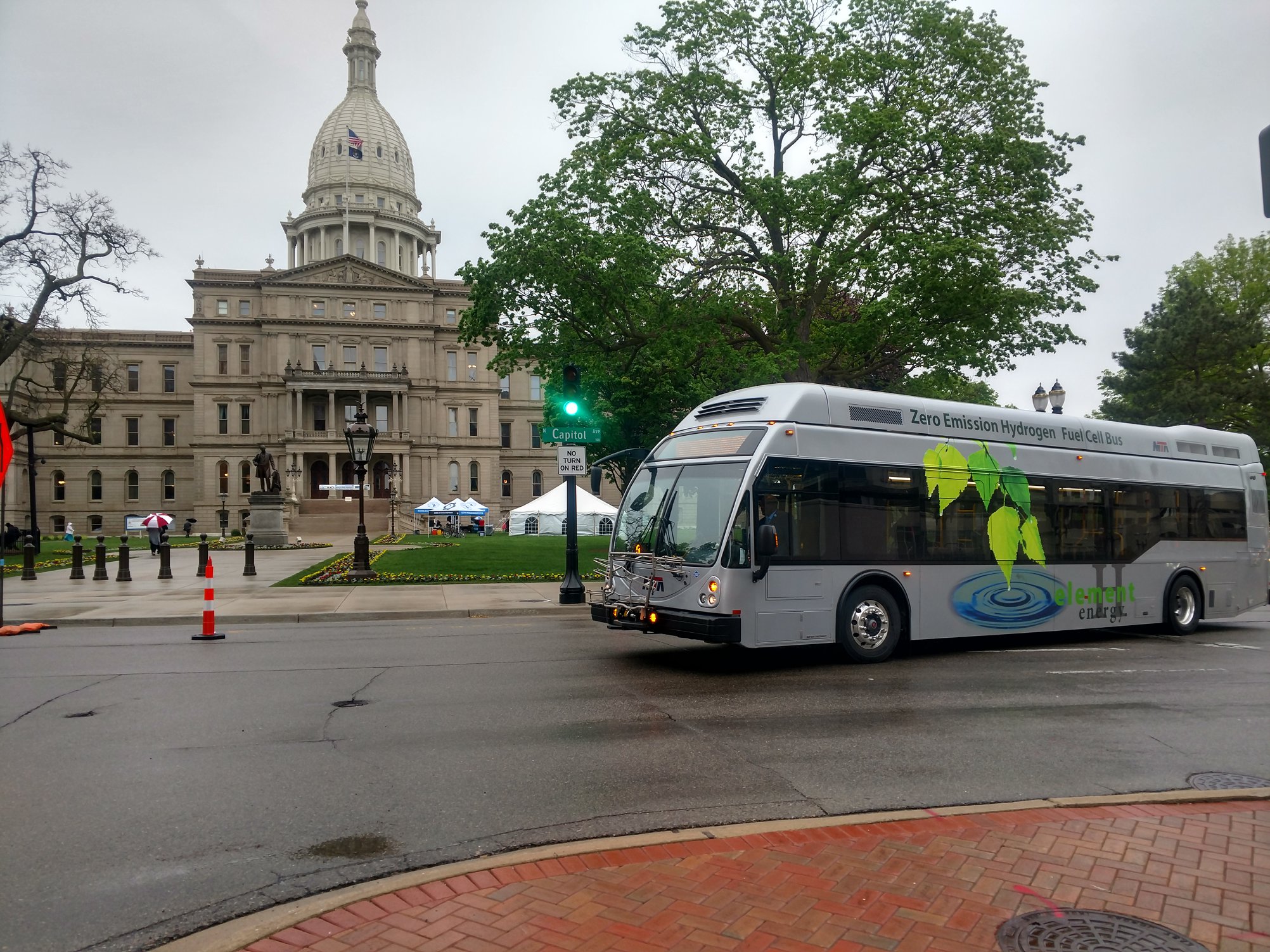 Hydrogen Bus at the Capitol by Flint MTA