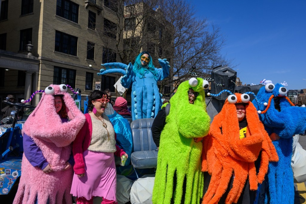 Nain Crewe by Marche du Nain Rouge